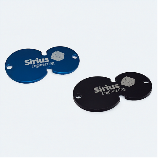 ein blauer und ein schwarzer Einkaufswagenchip mit Logogravur