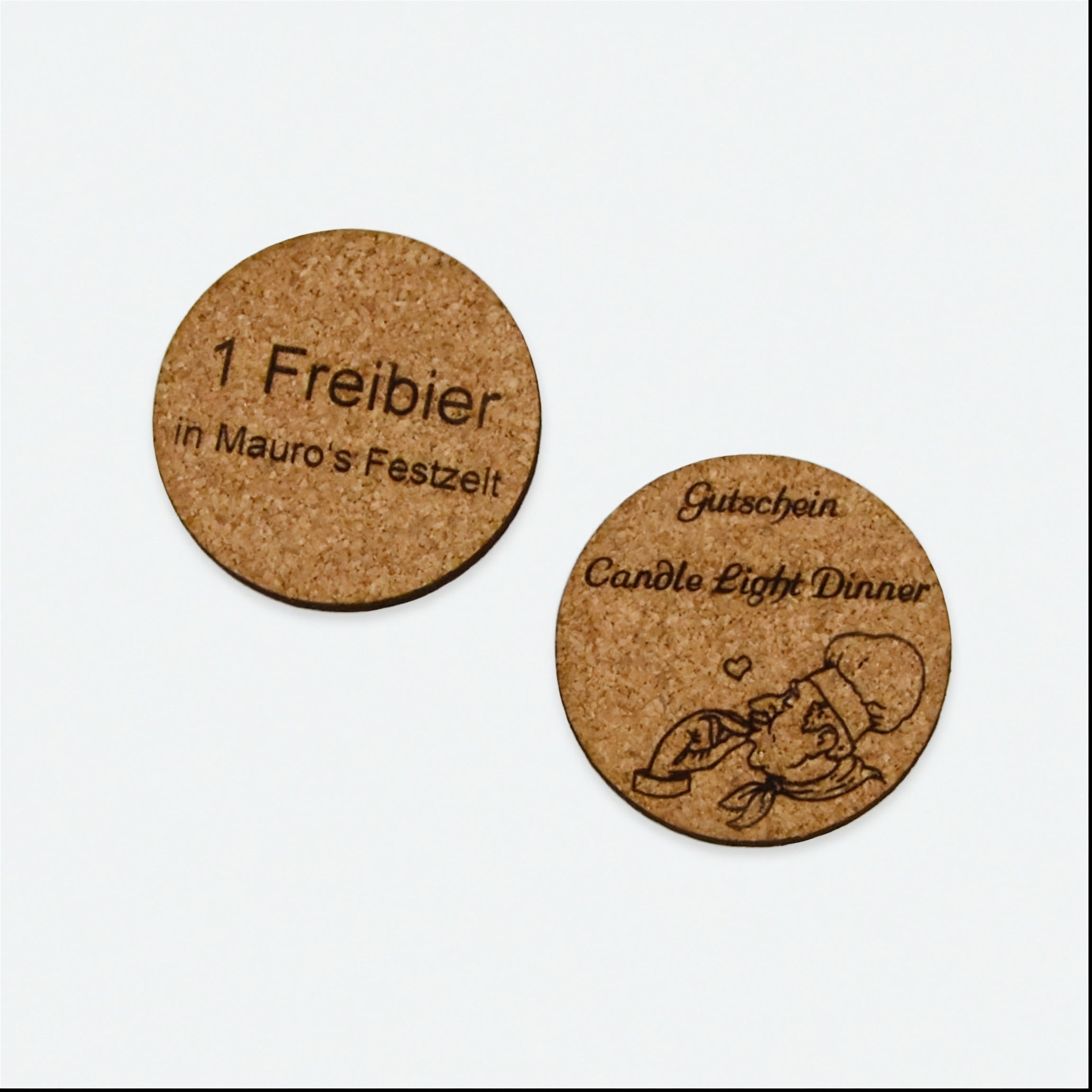 zwei Chips aus Kork mit Laserbeschriftung