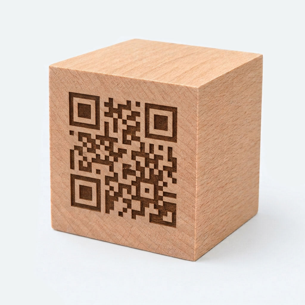 Tischwürfel aus Holz mit QR-Code Gravur