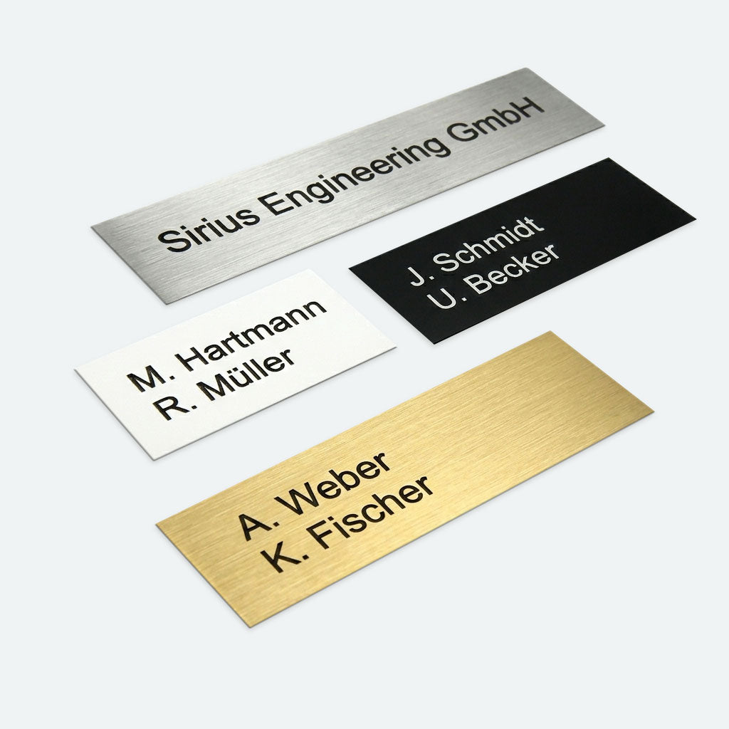 vier Briefkastenschilder aus Kunststoff mit graviertem Text (edelstahloptik, gold, weiss und schwarz)