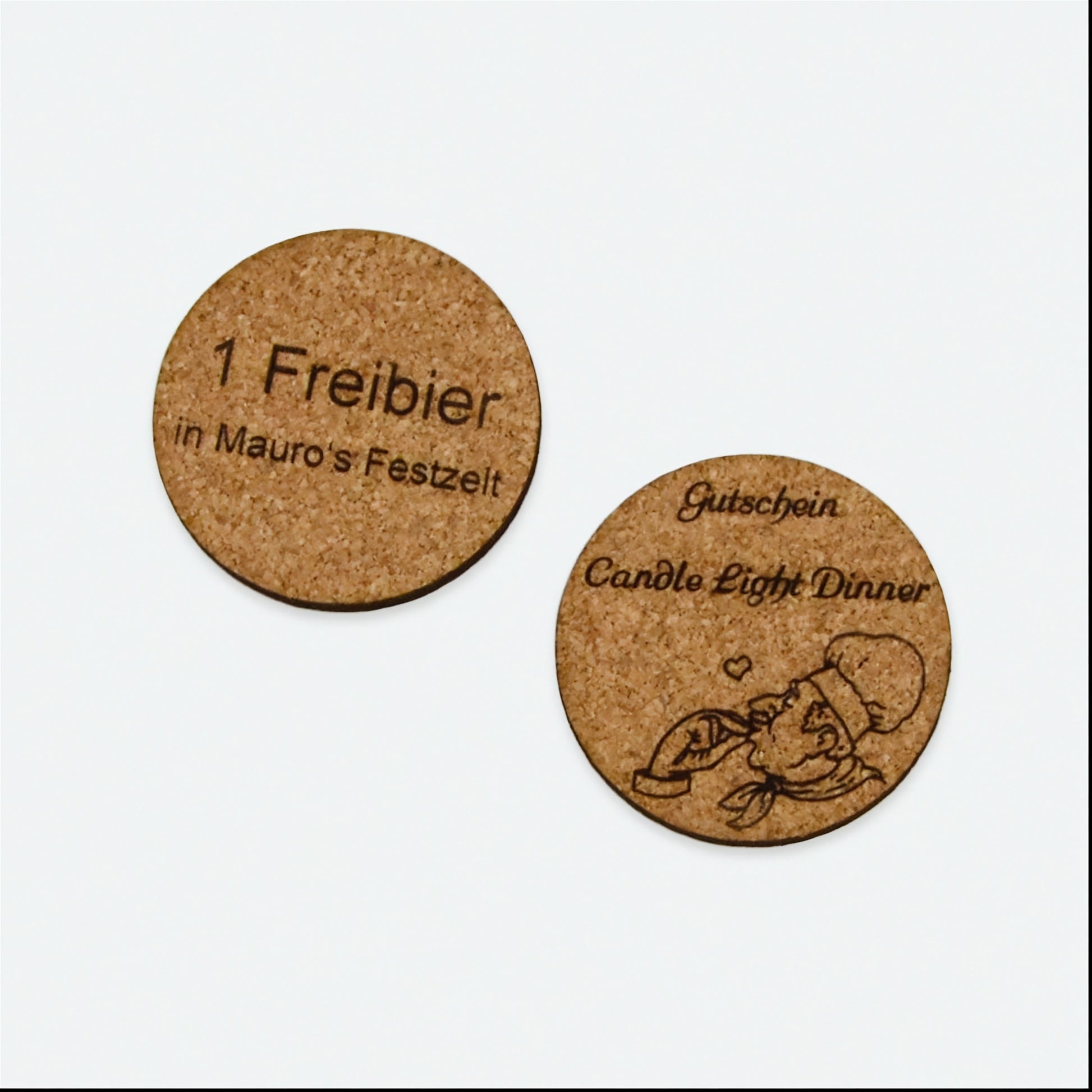 zwei Chips aus Kork mit Laserbeschriftung