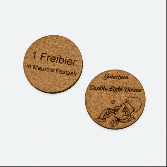 zwei Chips aus Kork mit Laserbeschriftung